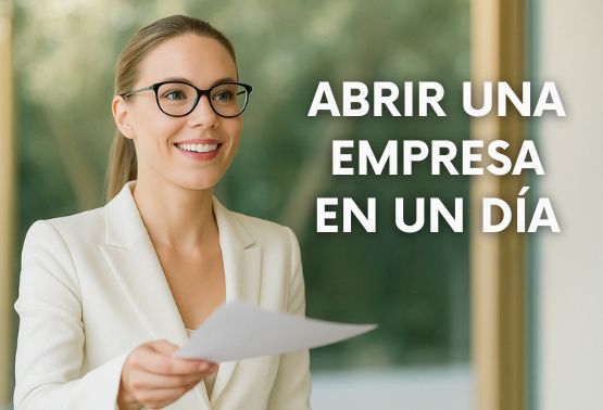 Ejecutiva con un papel en la mano que pareciera ser un contrato para realizar un Cursos online en vivo