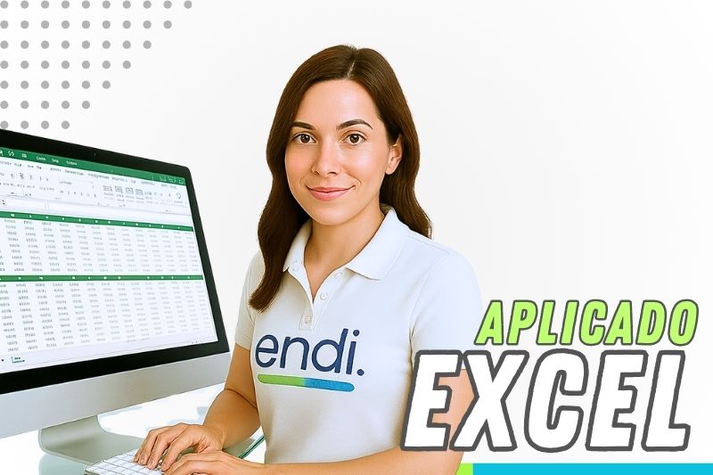 Persona sentada en un escritorio usando excel, esperando un curso online