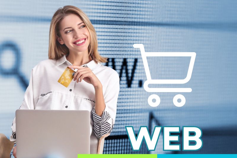 Mujer con una tarjeta de credito en la mano frente a un lapop, preparndose para comprar online