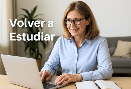Mujer mayor estudiando Cursos online en vivo en Chile