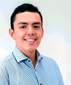 Imagen de un profesor joven de curso online en vivo