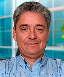 Imagen de un profesor joven de curso online en vivo