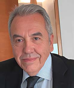 Imagen de un profesor mayorde curso online en vivo