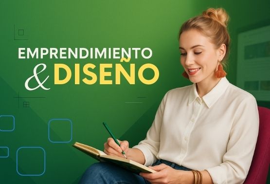 Una diseñadora sentada en una silla con un cuaderno, tomando notas en un curso online sobre CANVA