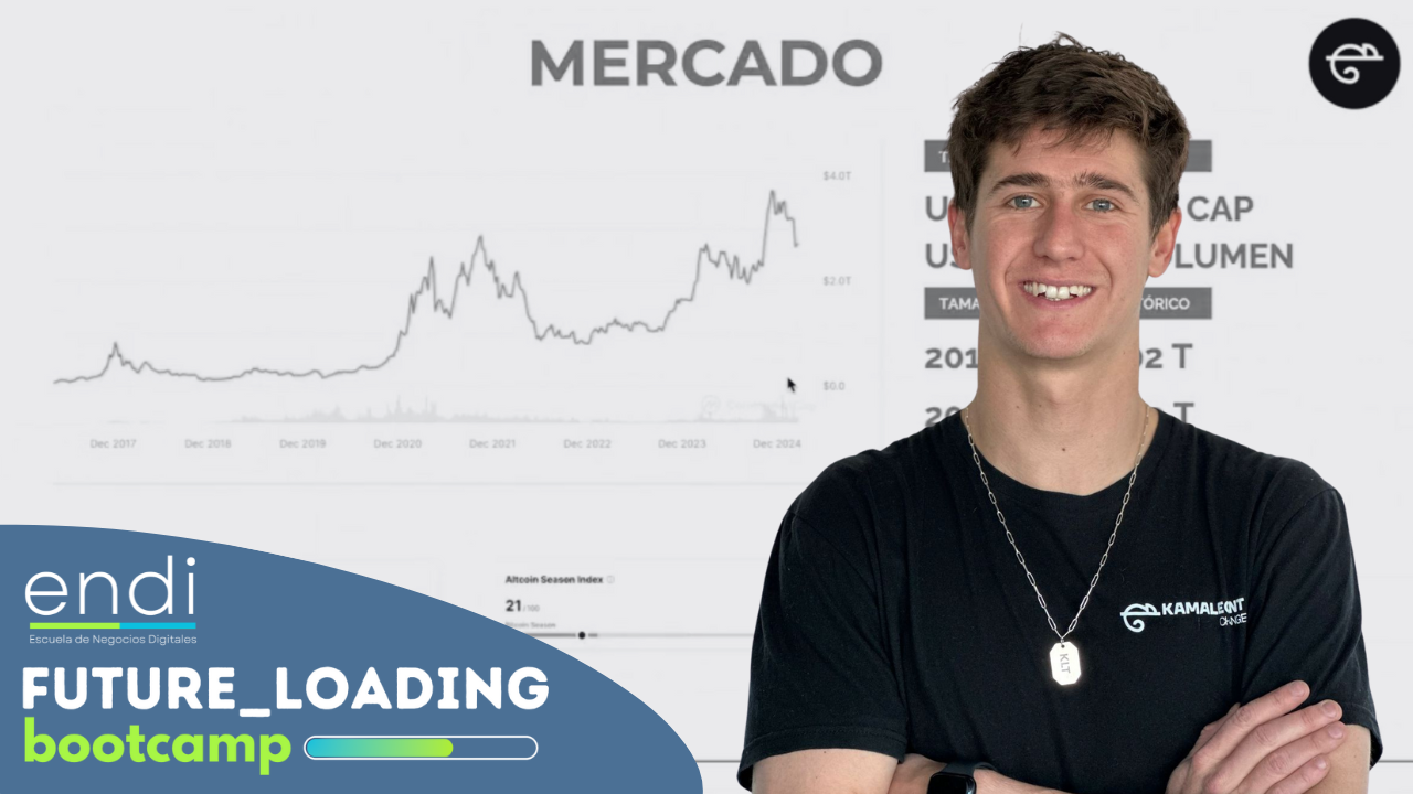 Profesor sobre telon, dictando charla sobre economia digital, online en vivo