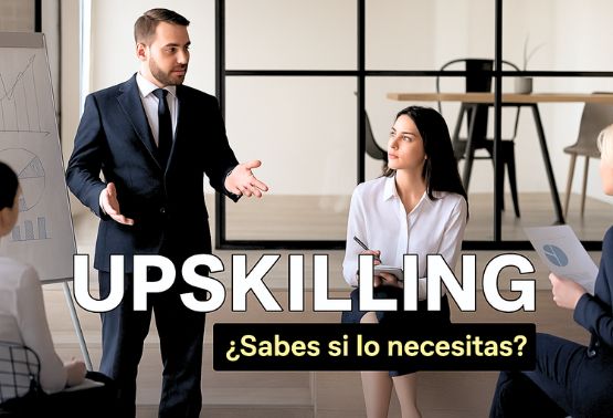 Grupo de ejecutivos, estudiando para mejorar sus habilidades profesionales