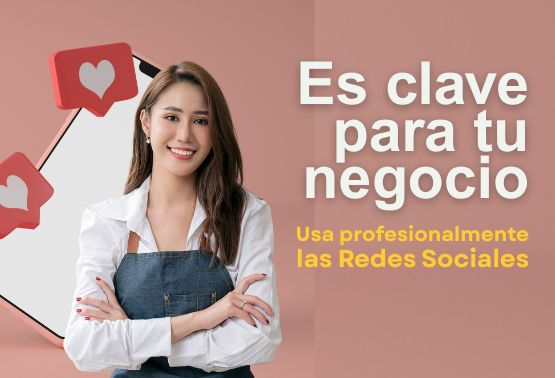 Emprendedora delante de un teléfono gigante, buscando un curso online