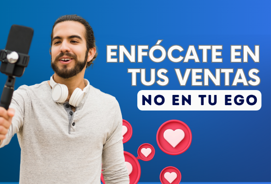 Hombre haciendo una selfie, emprendiendo y aprendiendo online