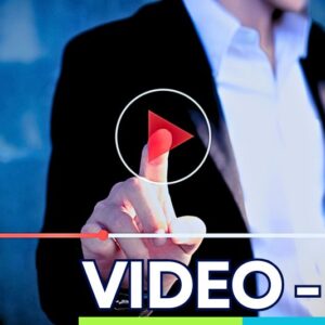 Persona precionando botón Play de un video aprendiendo a crear videos en un curso online en vivo