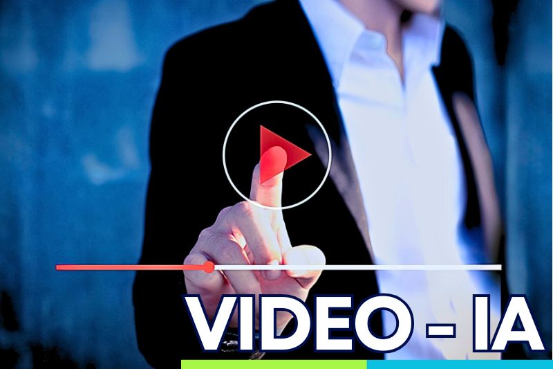 Persona precionando botón Play de un video aprendiendo a crear videos en un curso online en vivo