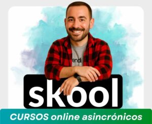 hombre sentado dando la bienvenida a los cursos online en vivo en marketing y gestion digital