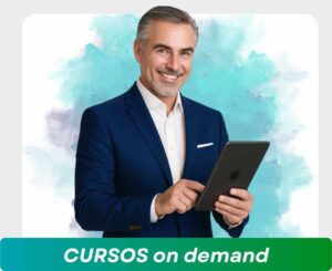 Ejecutivo con una tablet, buscando curso de capacitacion para empresas en gestion y marketing digital