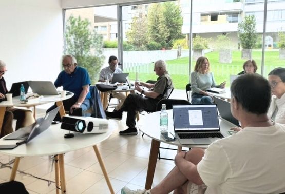 Grupo de ejecutivos capacitándose con ENDI